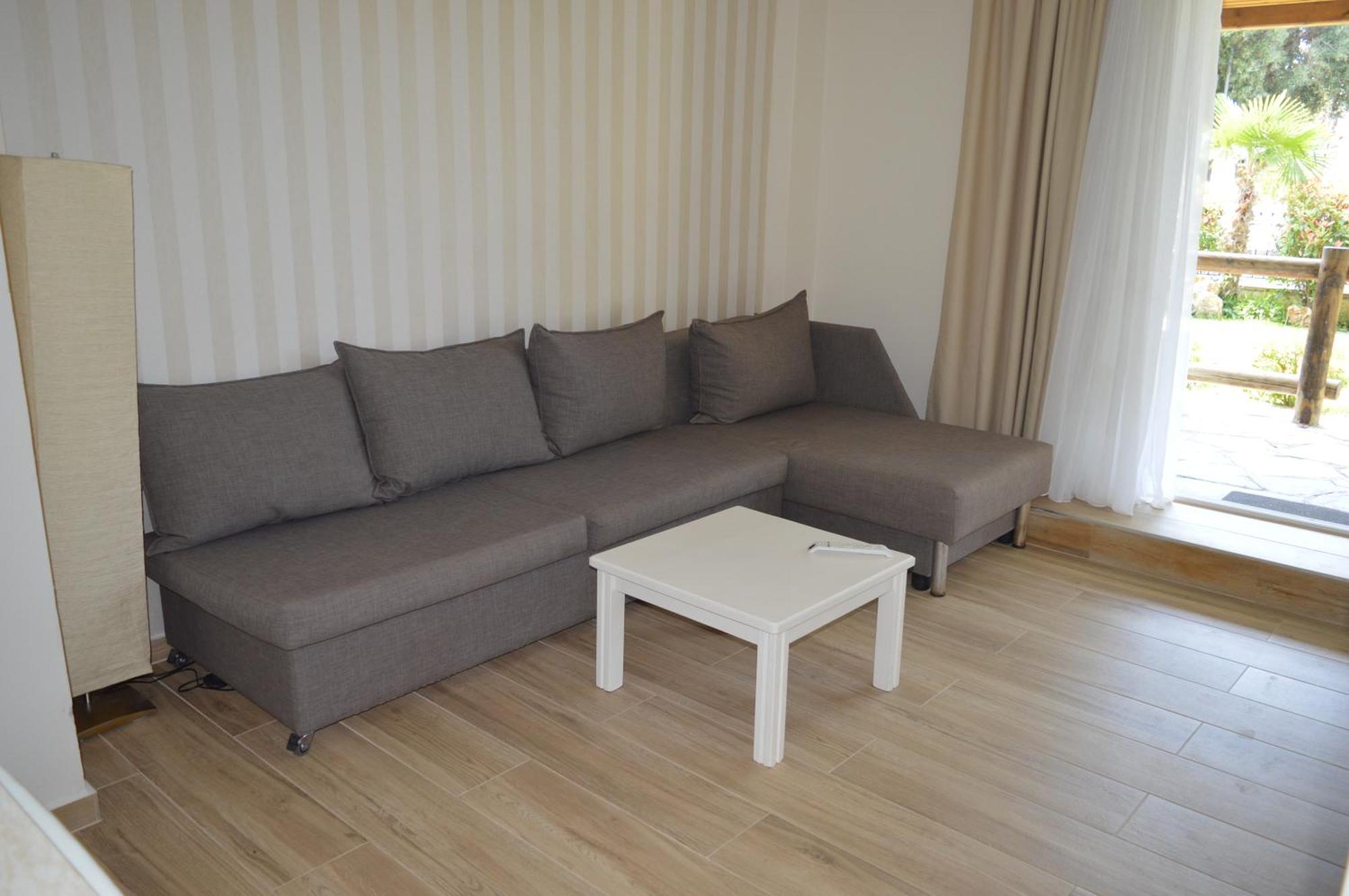 Leonidas Apartments And Suites Mola Kalyva Eksteriør billede